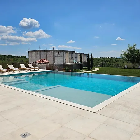 Macedonium Luxury With Big Pool & Jakuzzi * סקופיה